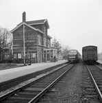 856909 Gezicht op het N.S.-station Varsseveld te Varsseveld, tijdens de aankomst van de trein naar Arnhem (een ...